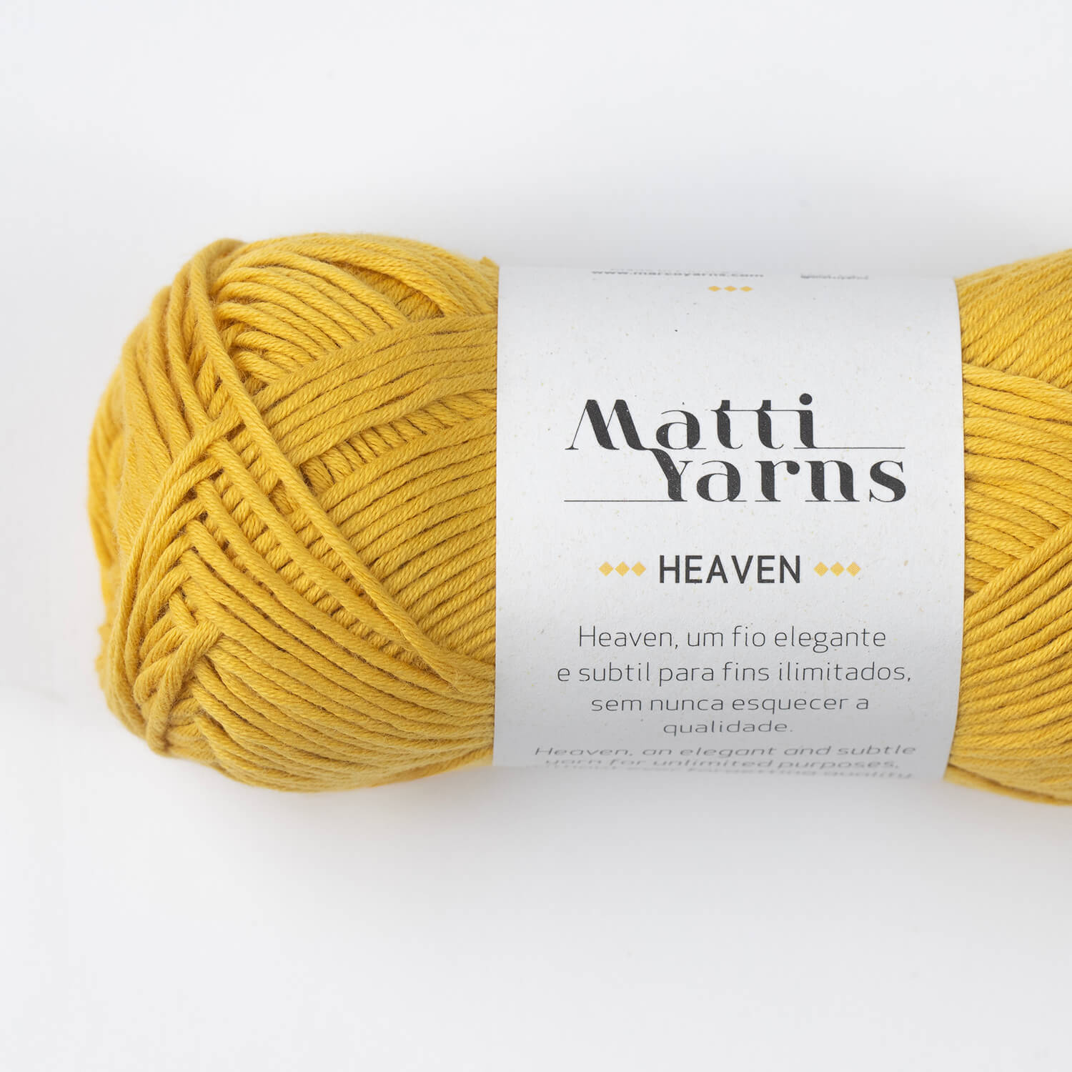 Novelo de lã amarelo com rótulo branco Matti Yarns Heaven