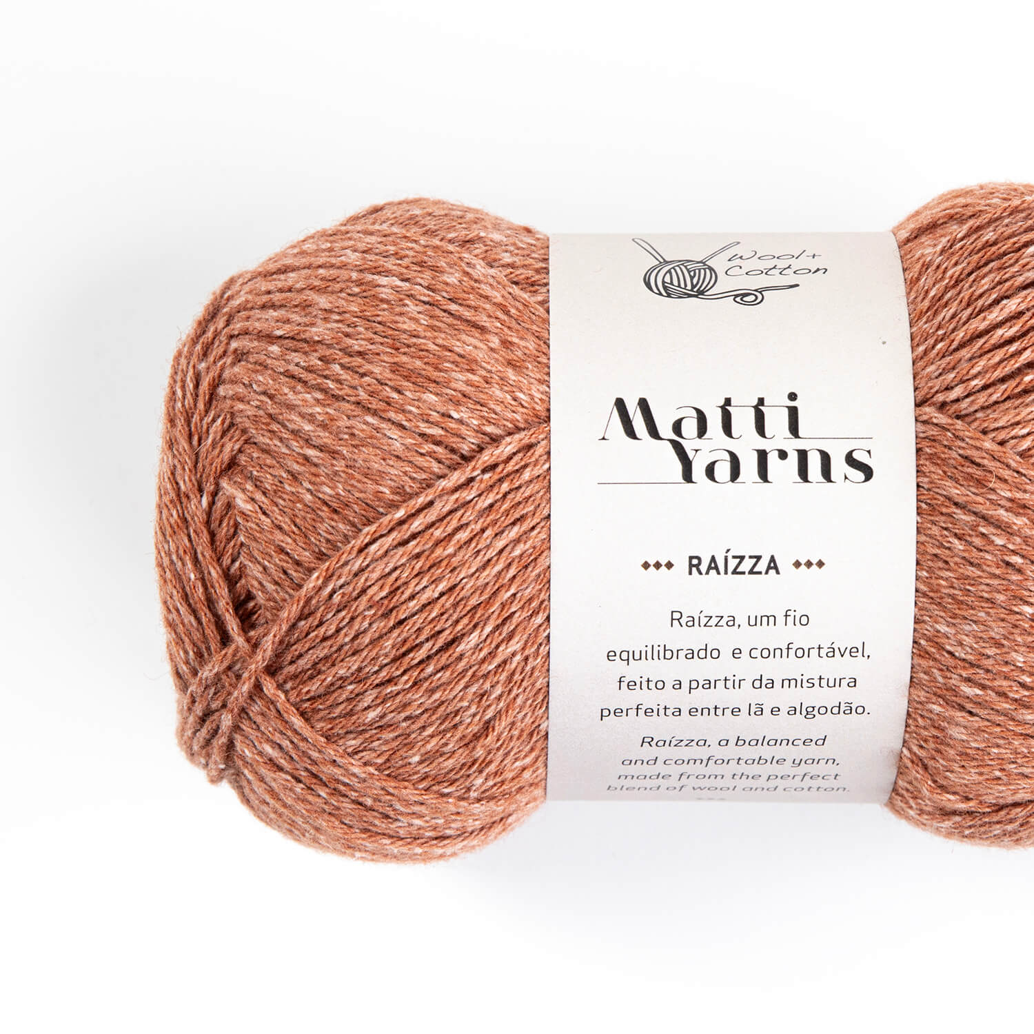 Novelo castanho de fio misto com rótulo Matti Yarns RAÍZZA sobre fundo branco