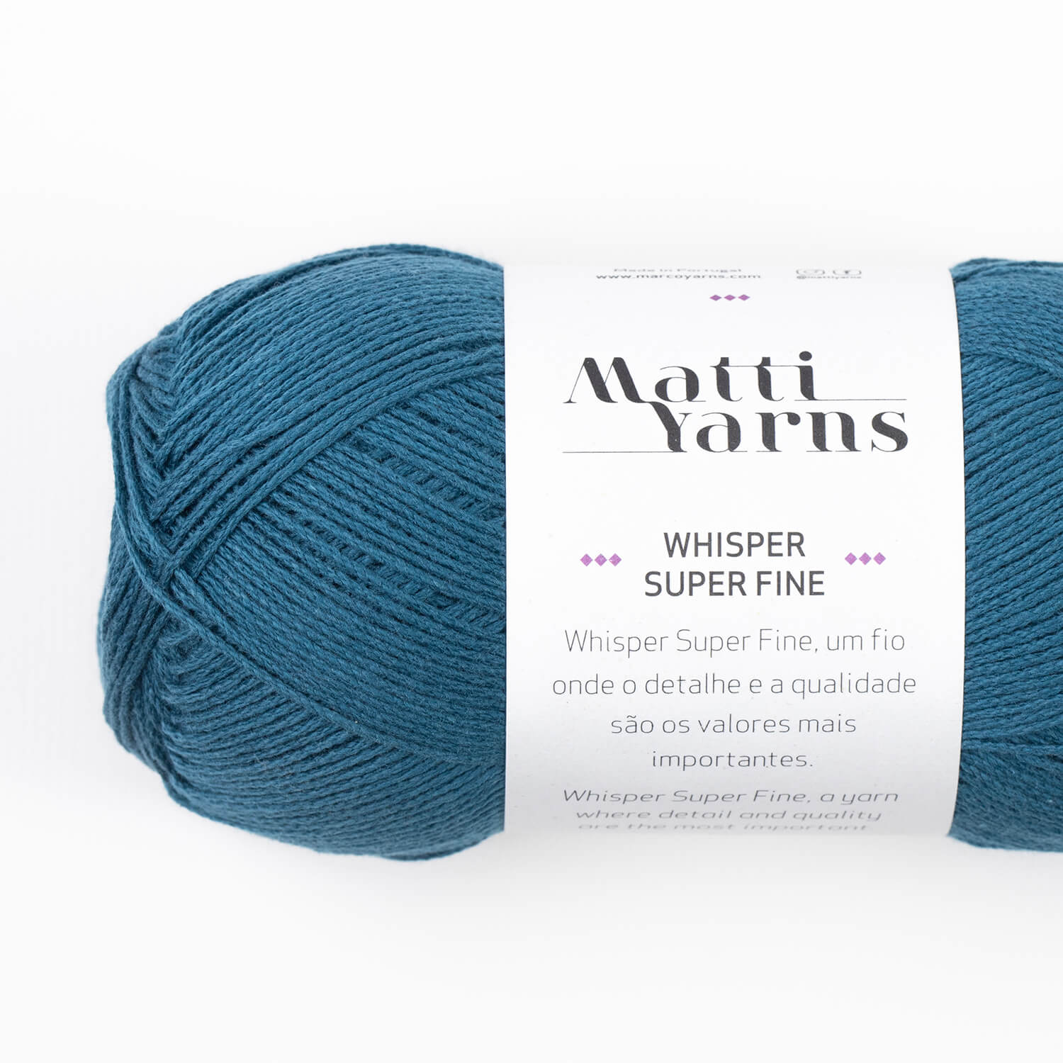 Novelo de lã azul com etiqueta branca da Matti Yarns