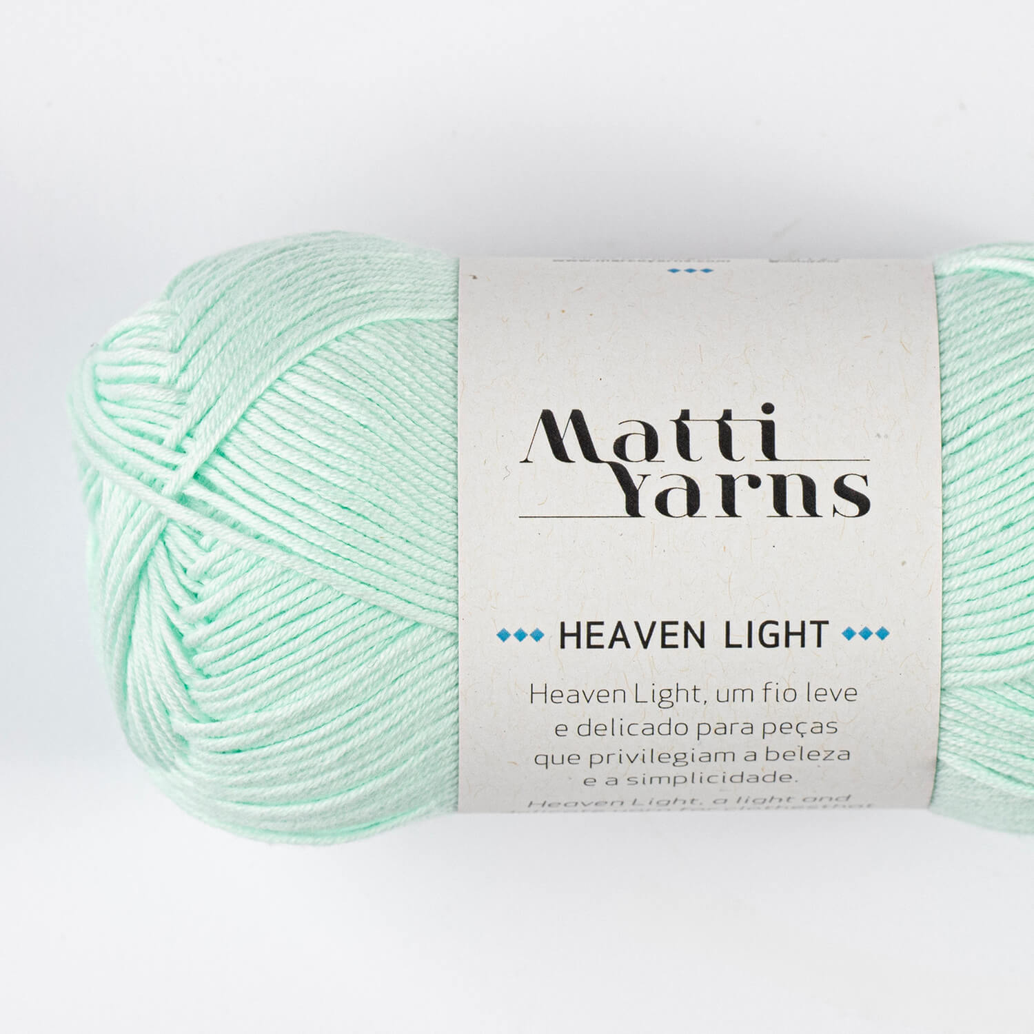 Novelo de fio de lã verde claro com etiqueta Matti Yarns Heaven Light