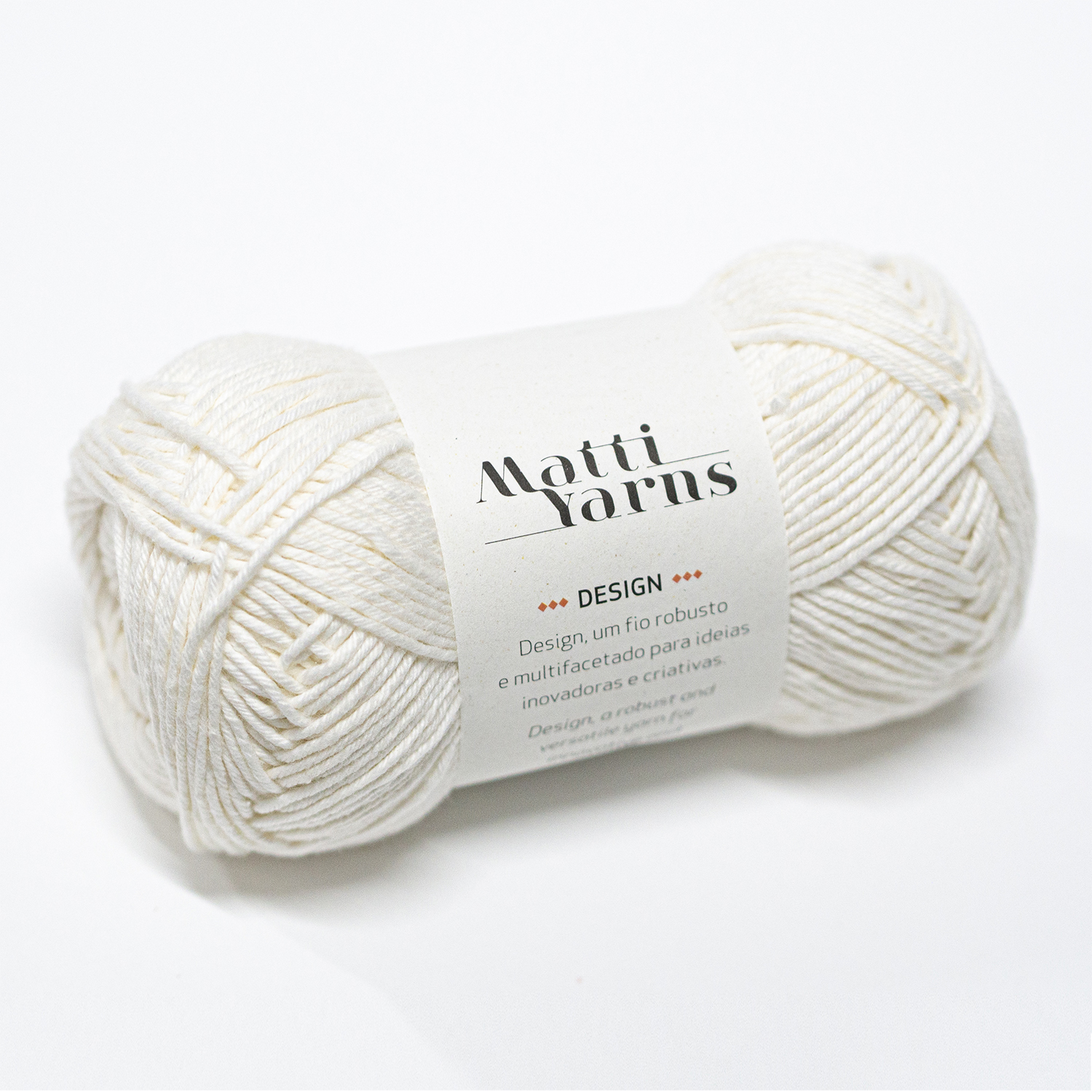 Novelo de fio de lã branco da marca Matti Yarns com etiqueta