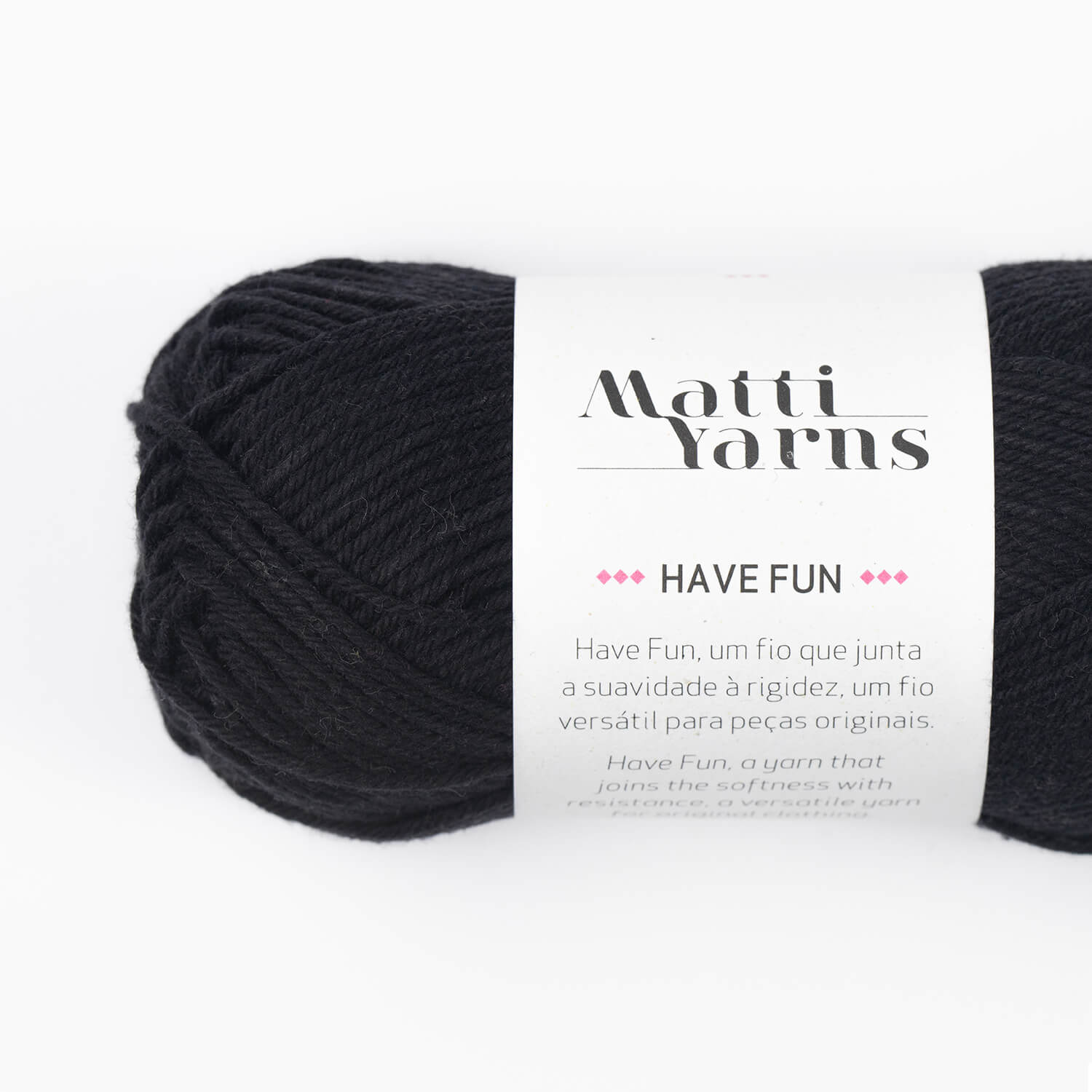 Novelo de fio preto com rótulo branco da marca Matti Yarns e texto HAVE FUN.