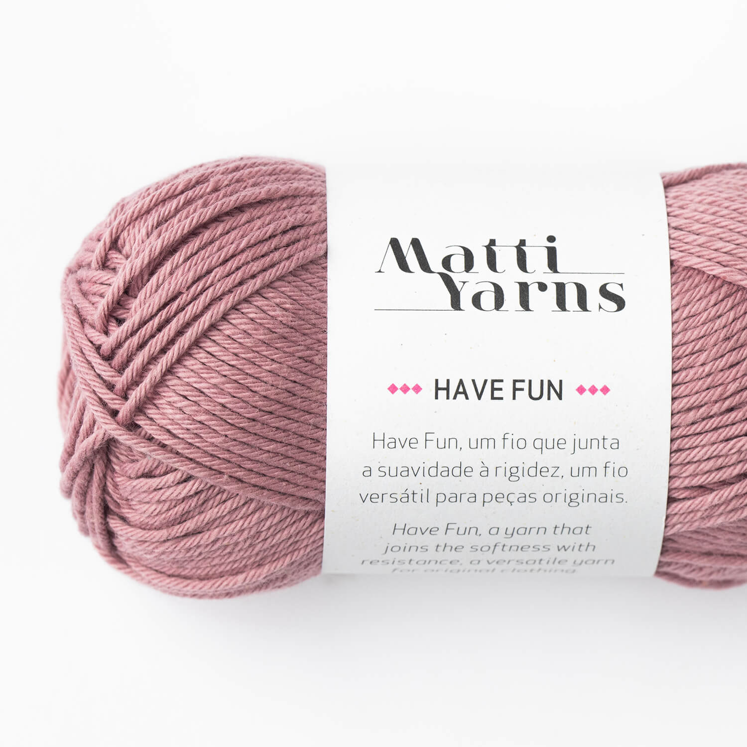 Novelo de fio rosa Matti Yarns com etiqueta 'Have Fun'