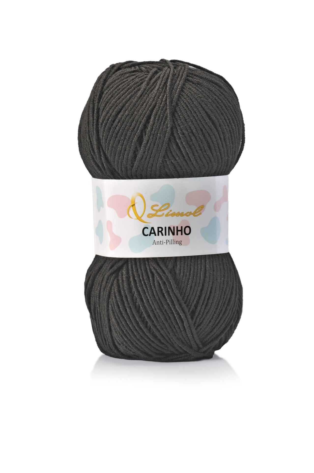 Novelo de lã preta com etiqueta branca e texto CARINHO