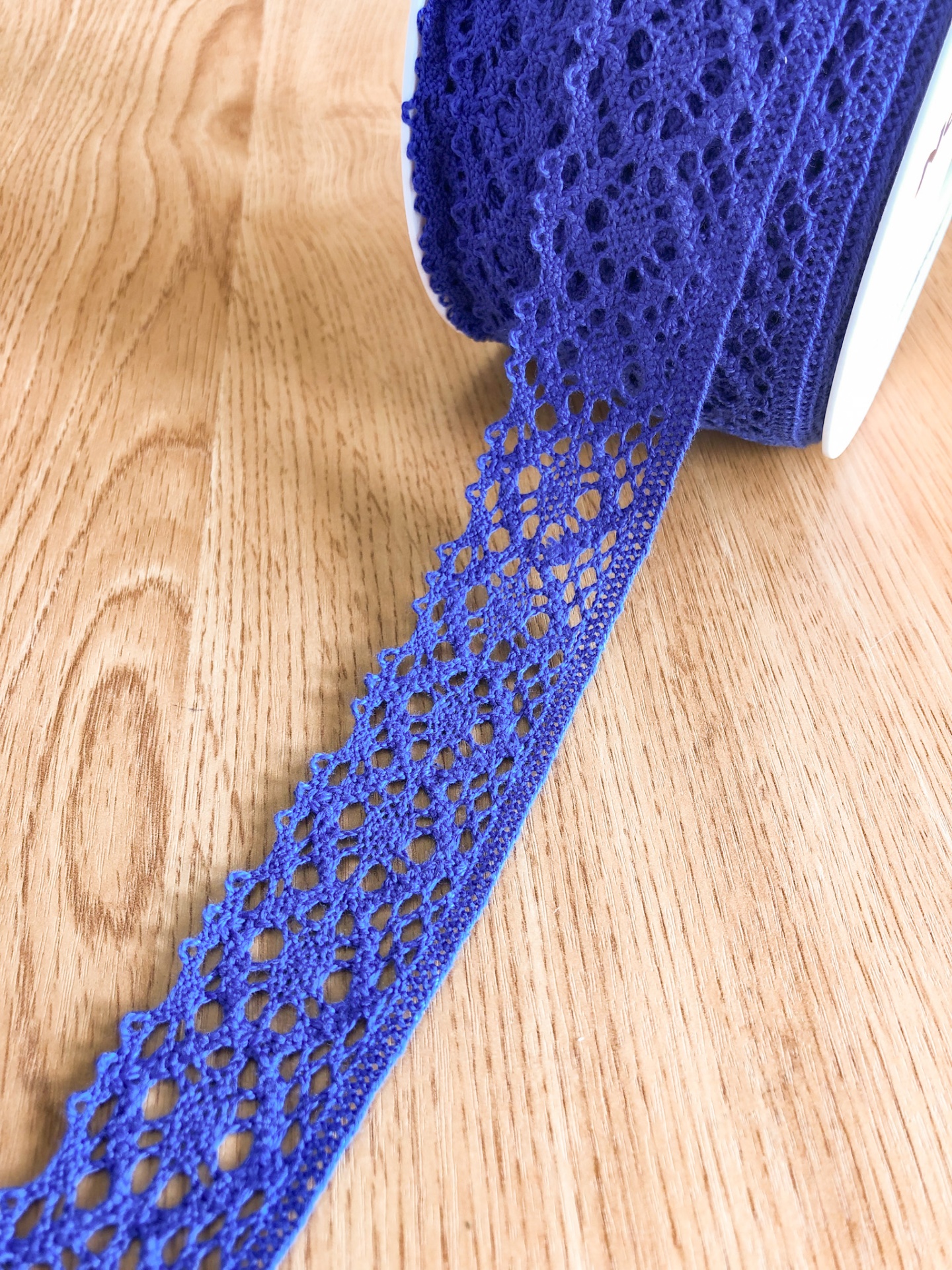 Renda azul em rolo sobre superfície de madeira clara