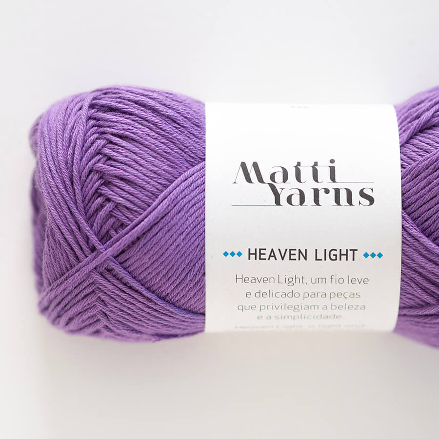 Novelo de lã lilás com etiqueta branca da Matti Yarns HEAVEN LIGHT