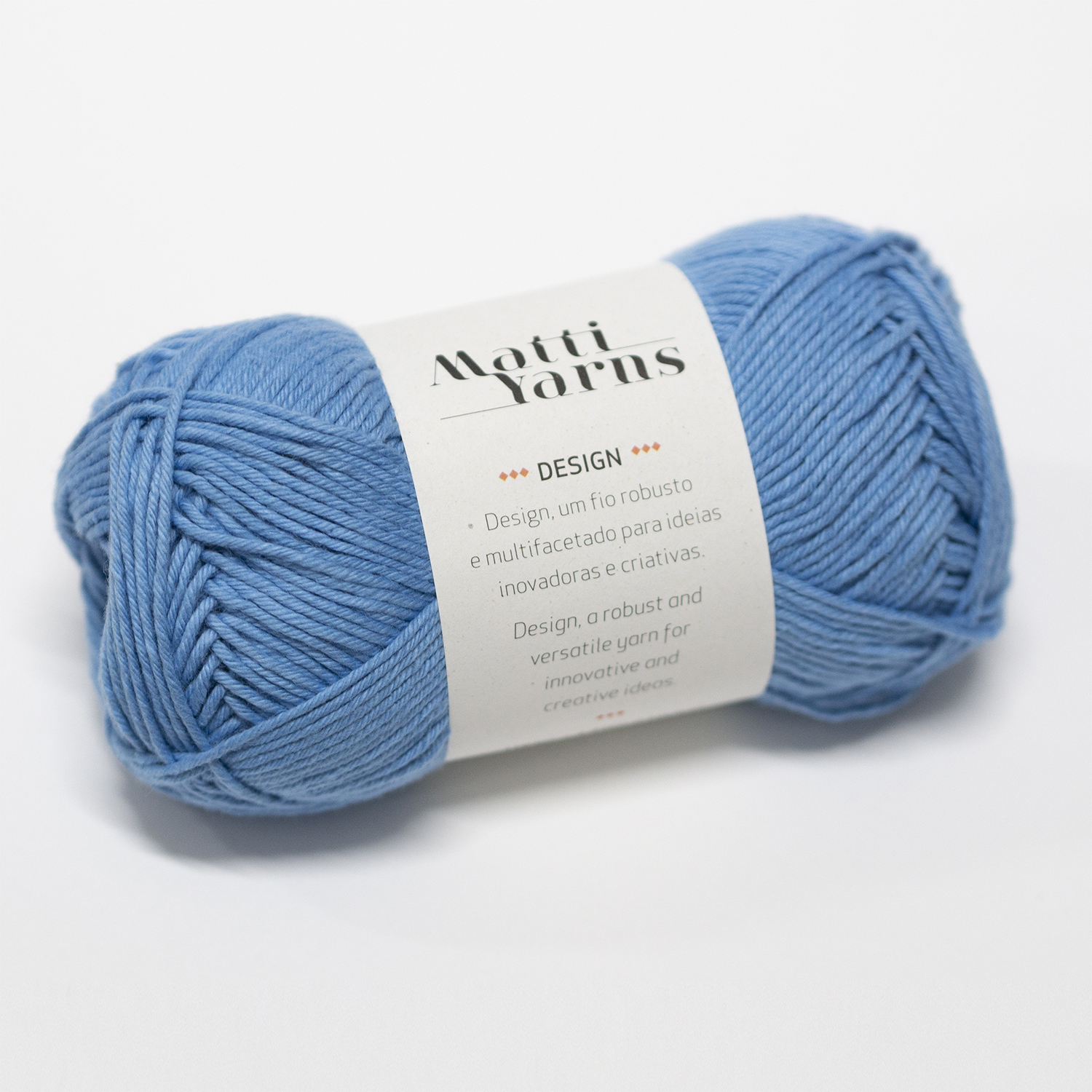 Novelo de lã azul Mott Yarns com etiqueta branca