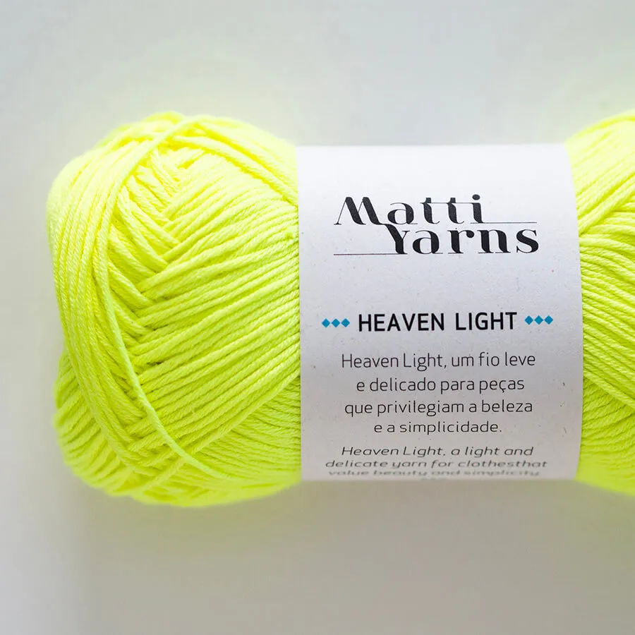 Novelo de lã amarelo fluorescente com rótulo branco da marca Matti Yarns