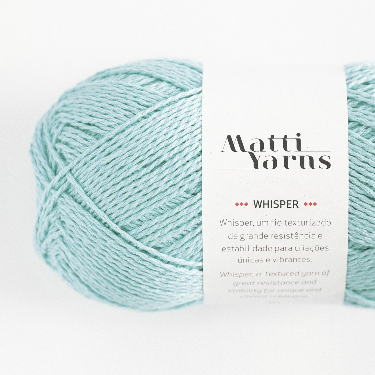 Novelo de fio texturizado azul claro Matti Yarns Whisper com etiqueta branca