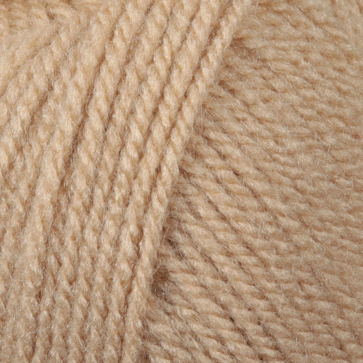 Novelo de lã bege com textura de fios entrelaçados em close-up