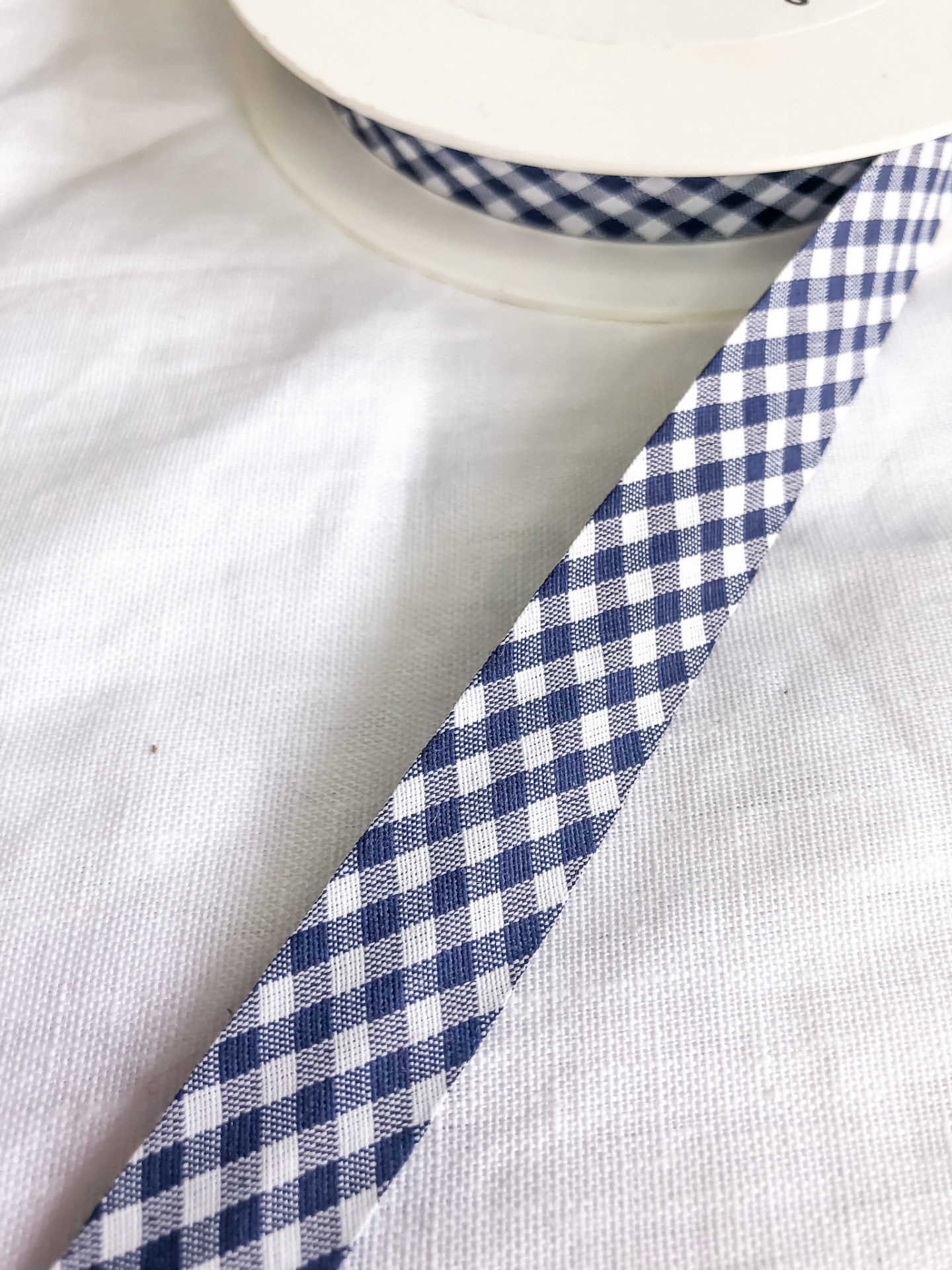 Fita xadrez azul e branca em tecido