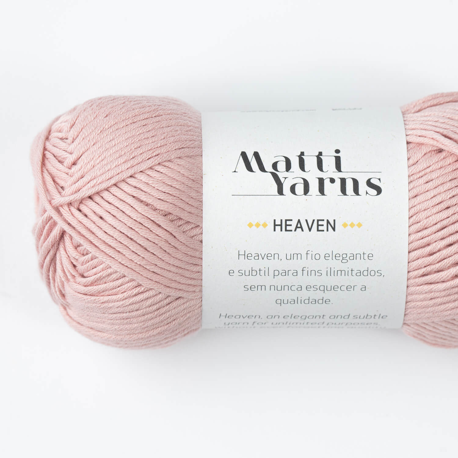 Novelo de fio rosa claro com etiqueta branca da marca Matti Yarns e descrição do produto