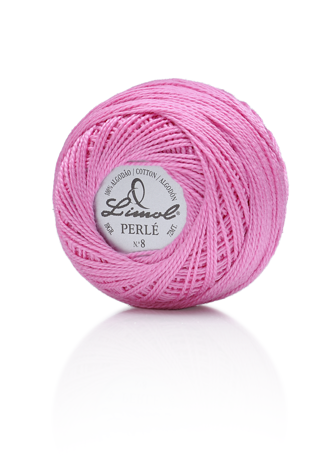 Novelo de fio rosa de algodão com etiqueta branca no centro.