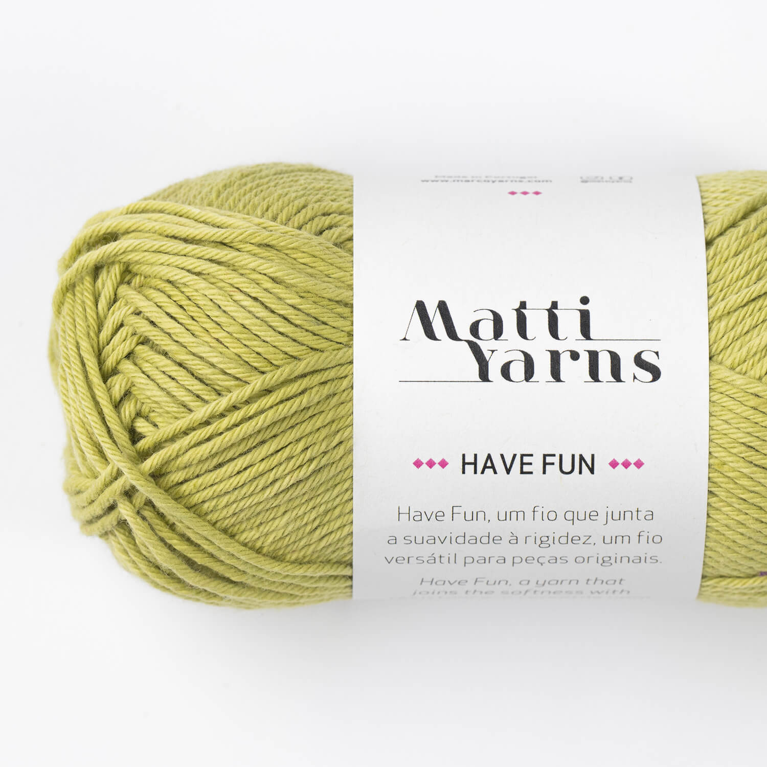 Novelo de fio de lã verde claro Matti Yarns com etiqueta branca 'HAVE FUN'