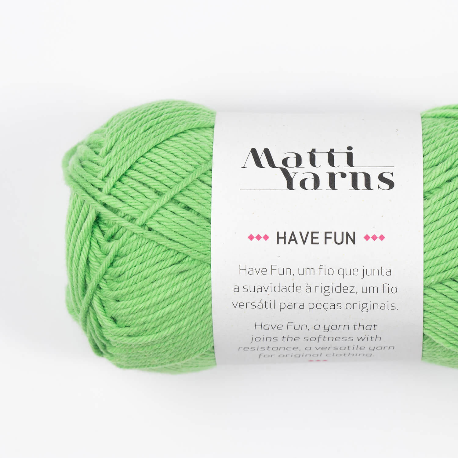 Novelo de fio verde claro com etiqueta da Matti Yarns e texto HAVE FUN