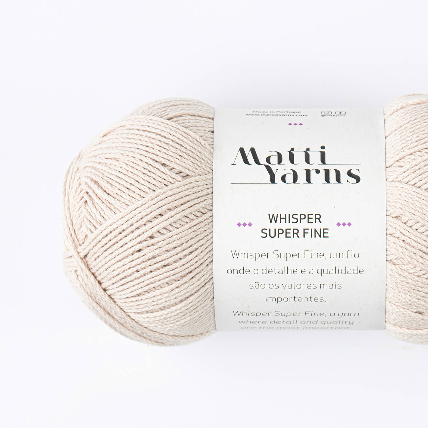 Novelo de fio bege claro da Matti Yarns Whisper Super Fine com rótulo branco.