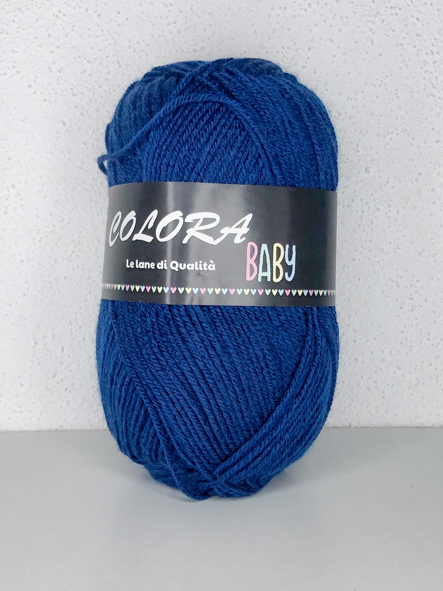 Novelo de lã azul escuro Colorà Baby com etiqueta preta