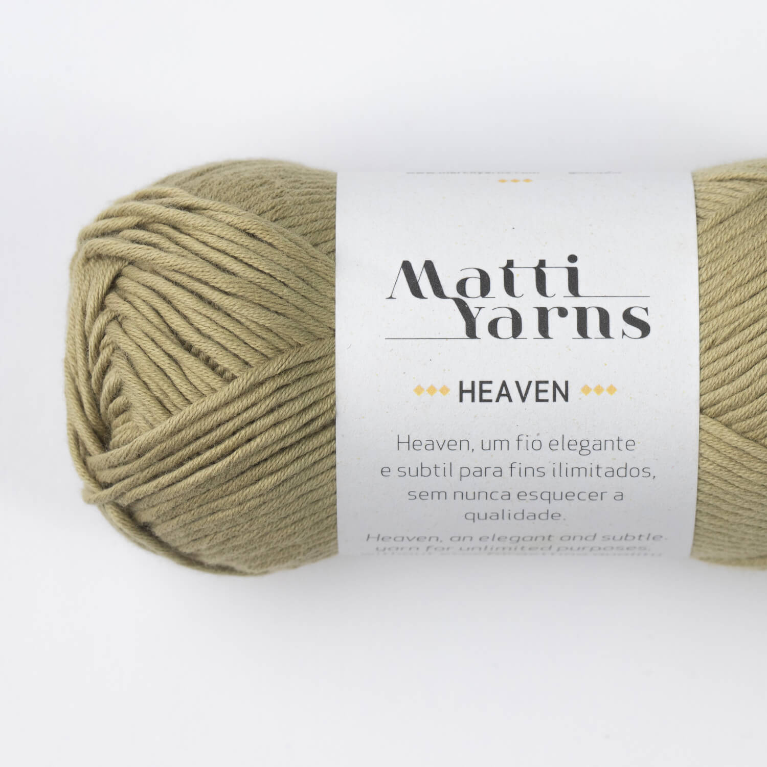 Rolo de fio bege claro com etiqueta branca da marca Matti Yarns