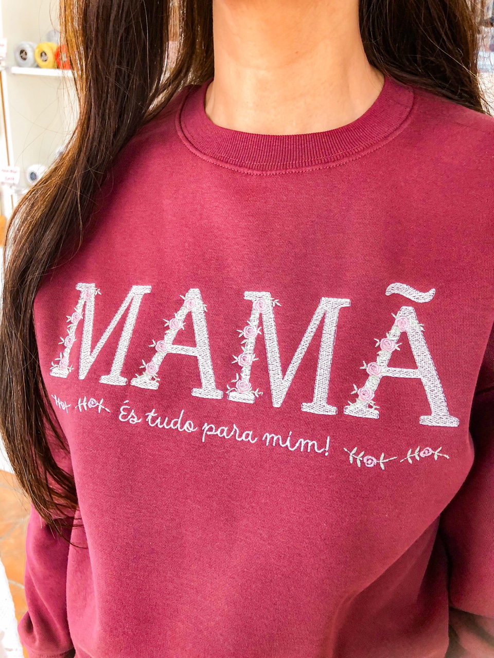 Sweatshirt bordô com texto bordado rústico e flores rosa
