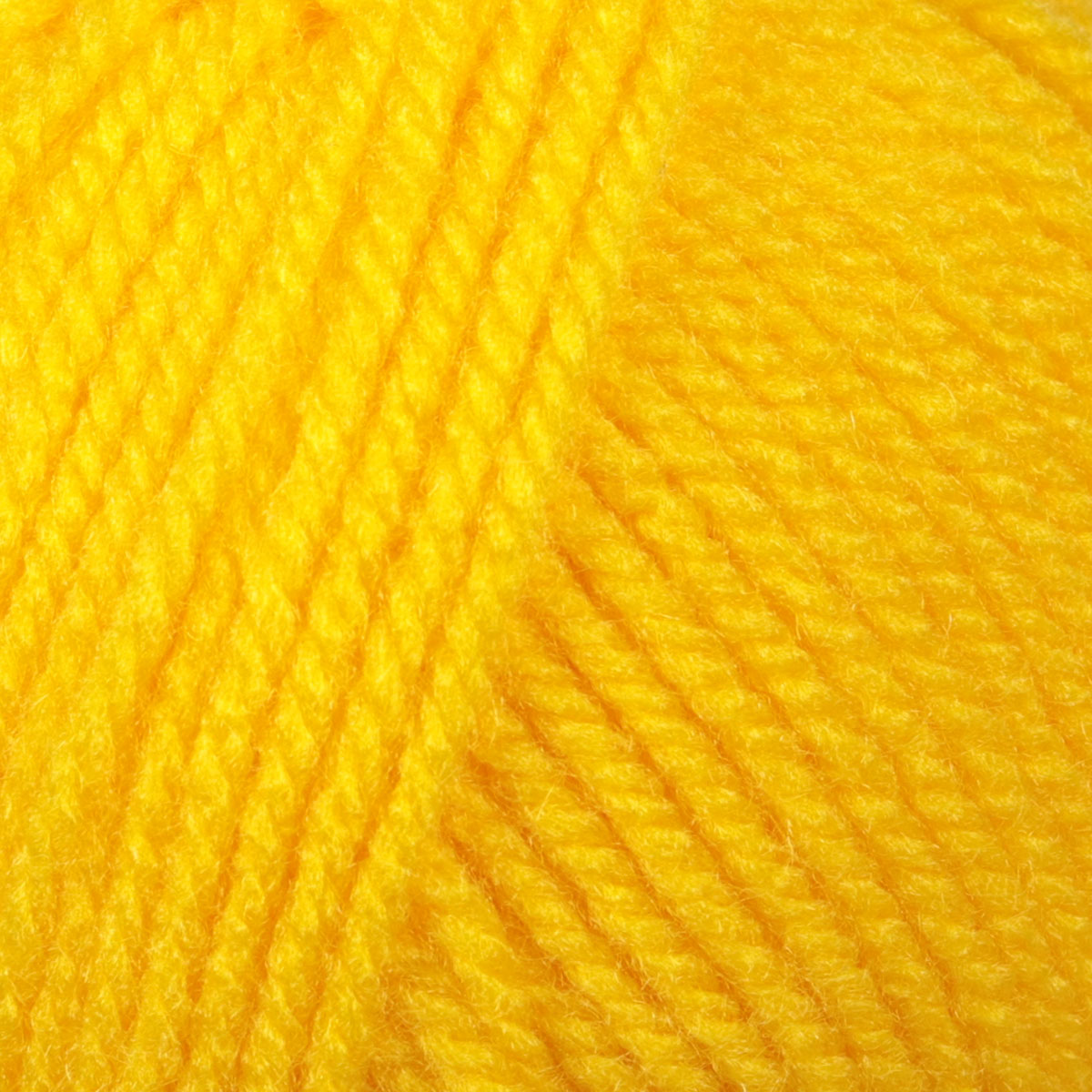 Novelo de lã amarela com textura macia e fios enrolados