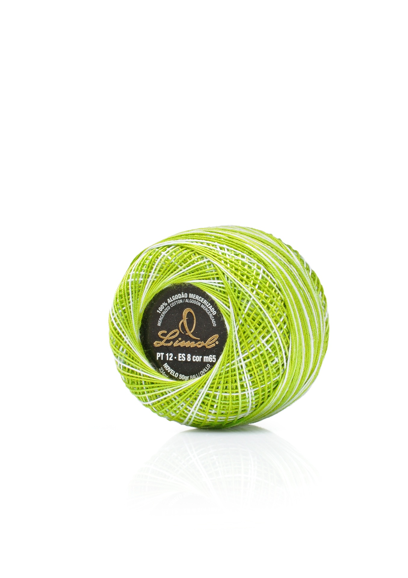 Rolo de fio verde e branco com etiqueta preta no centro