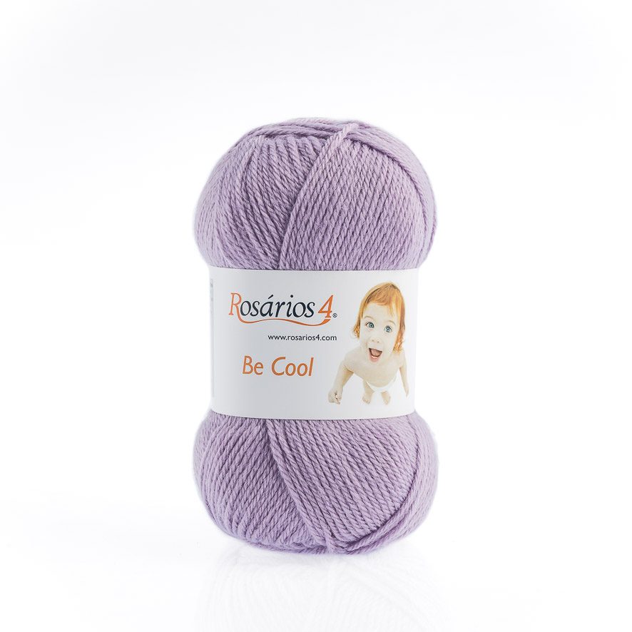 Novelo de lã lavanda Rosários 4 Be Cool com etiqueta e imagem de bebé