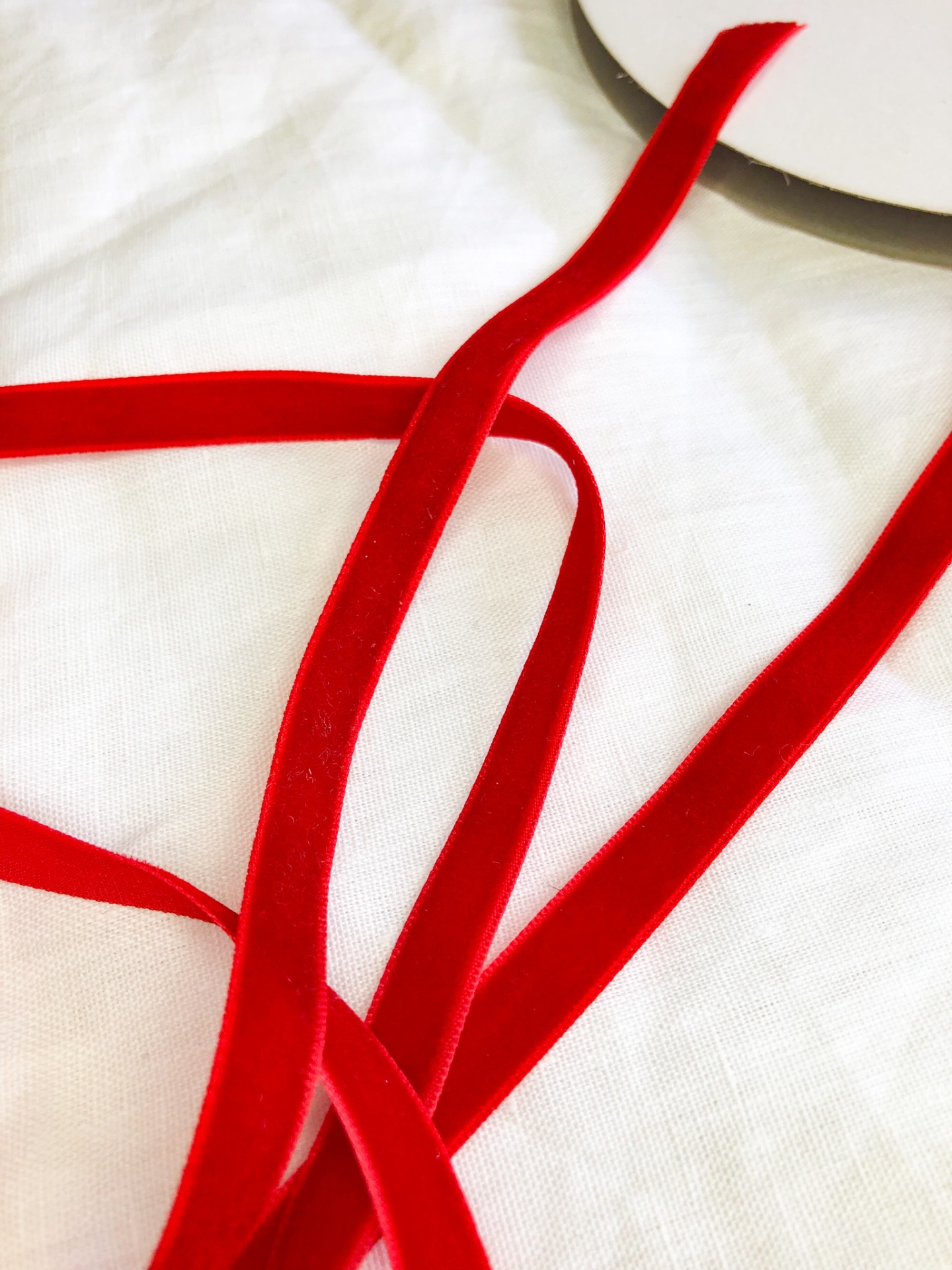 Fitas de veludo vermelhas sobre tecido branco