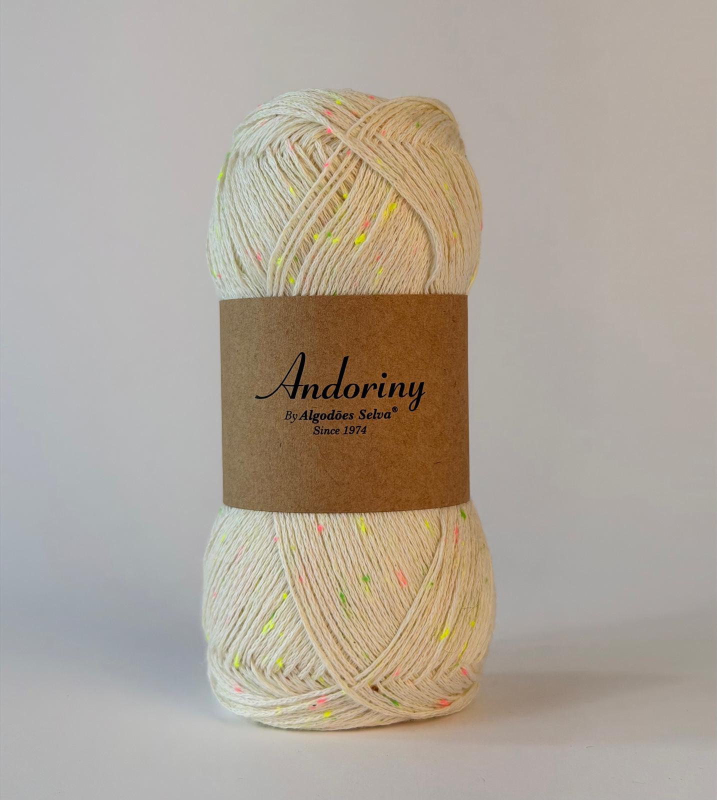 Novelo de fio de algodão com embalagem castanha e texto