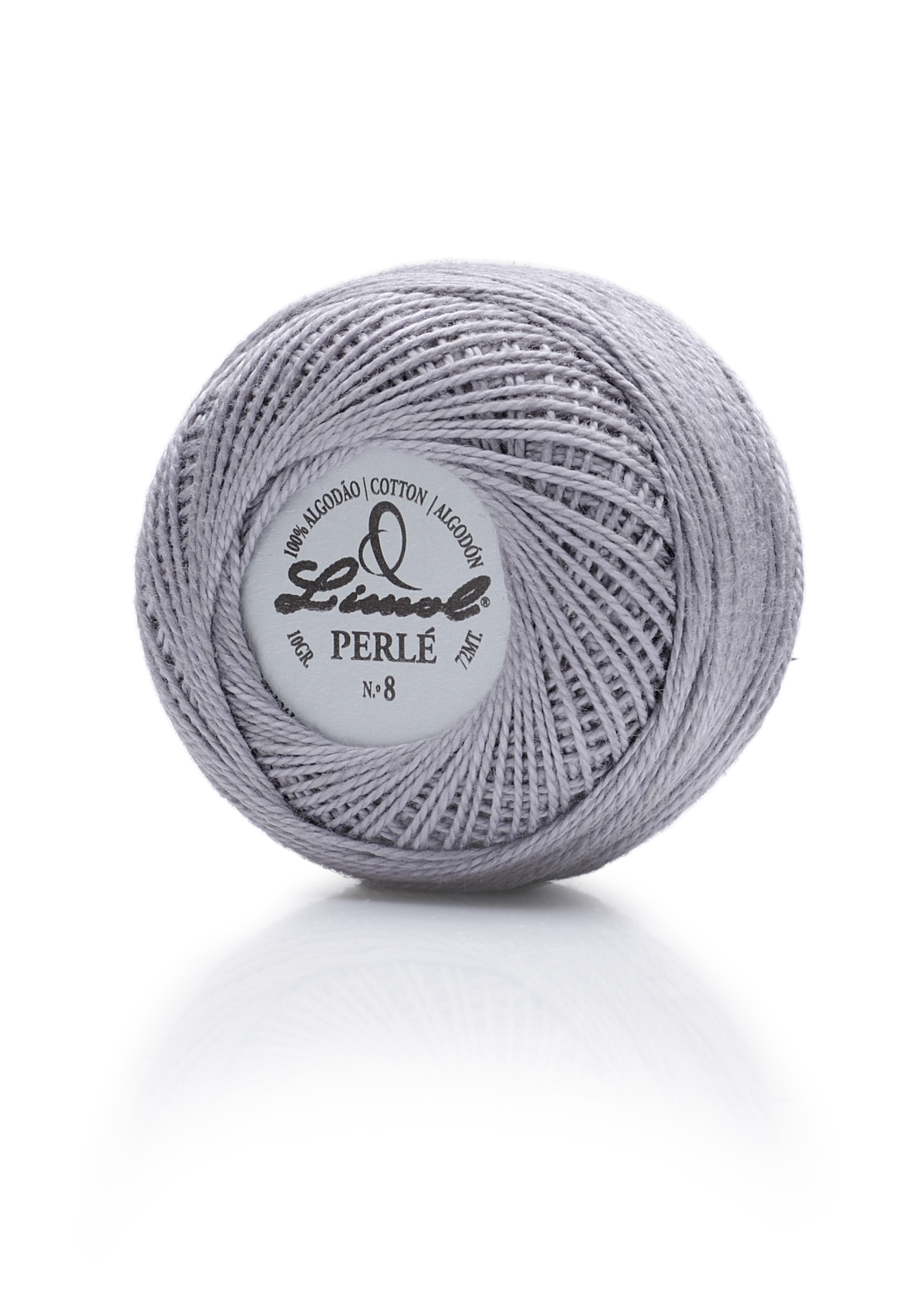 Bobina de linha de algodão cinzento claro com etiqueta central branca