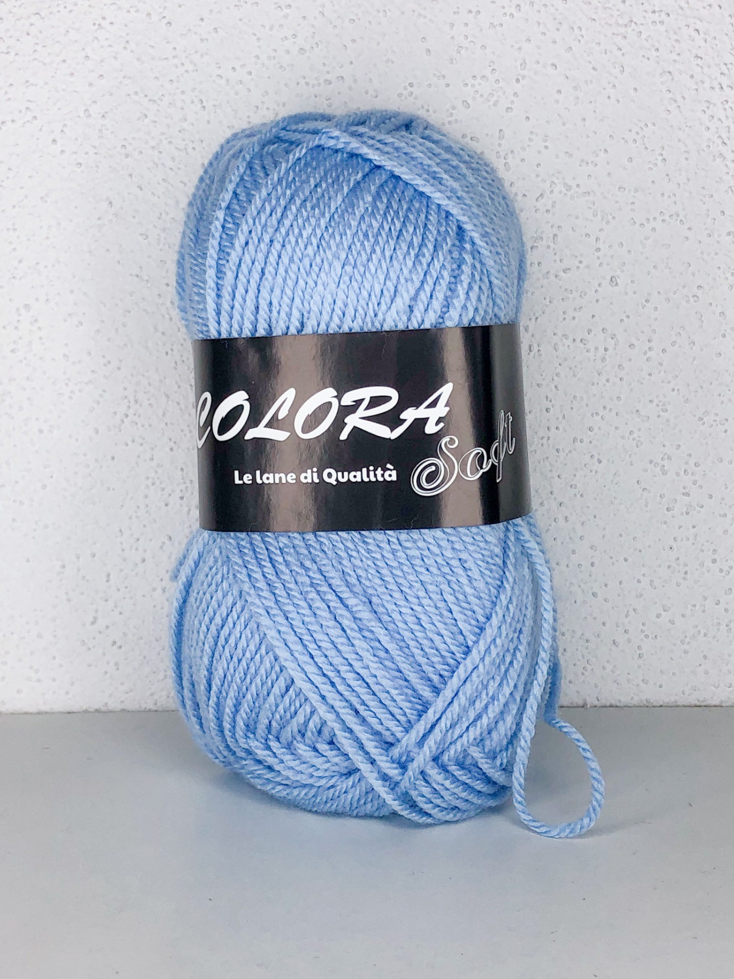 Novelo de lã azul claro com etiqueta preta