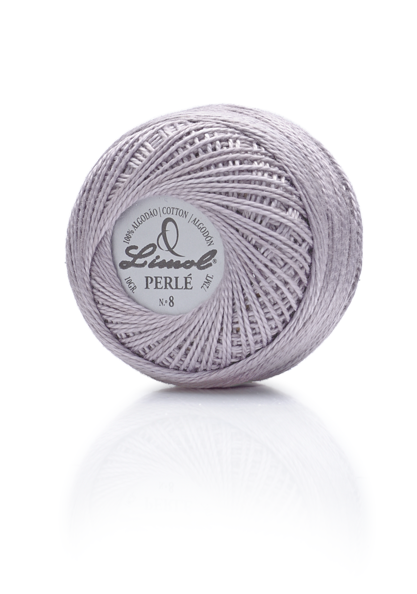 Rolo de linha de algodão lilás claro com etiqueta branca no centro