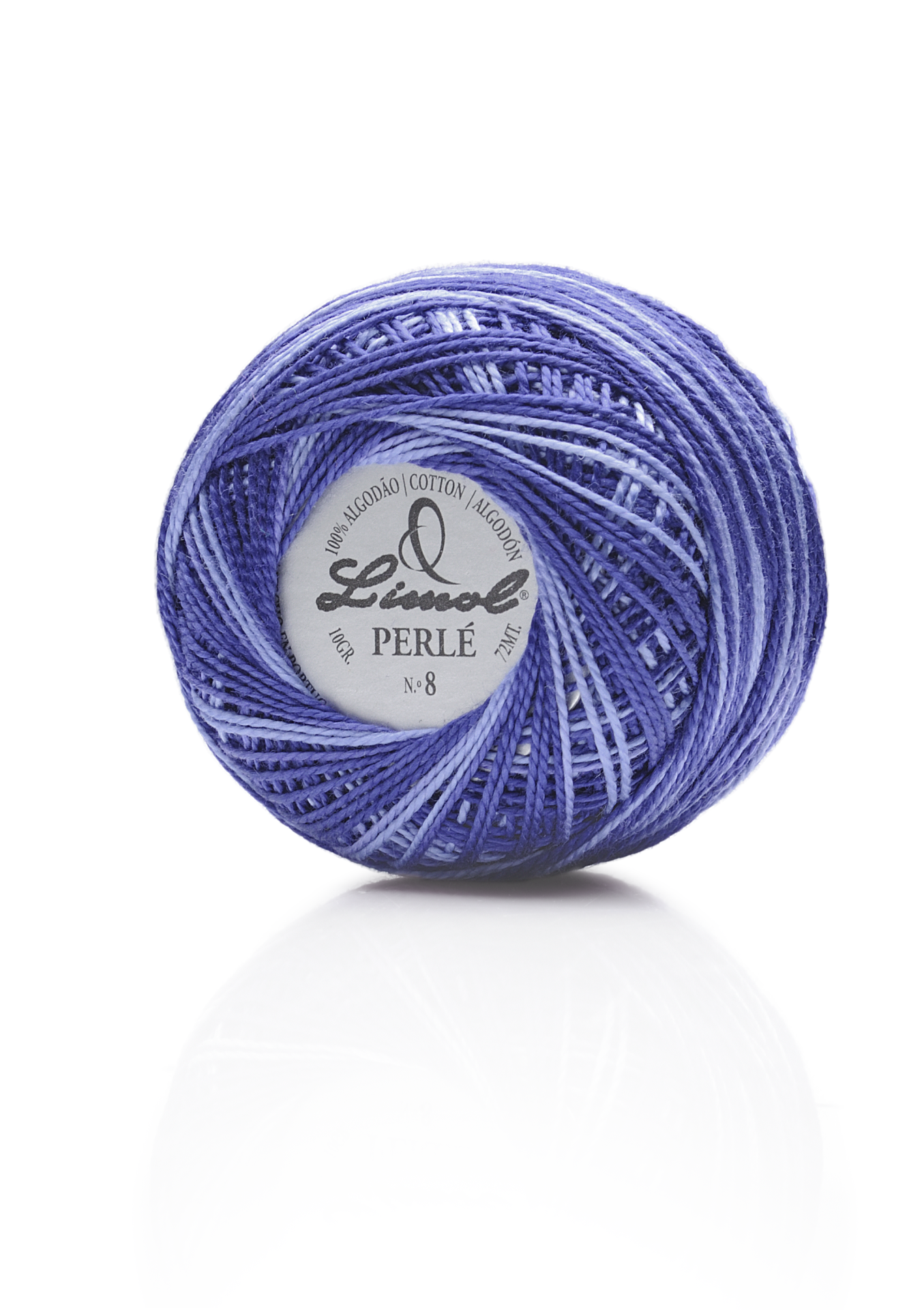 Novelo de linha azul da marca Lírio com etiqueta central visível