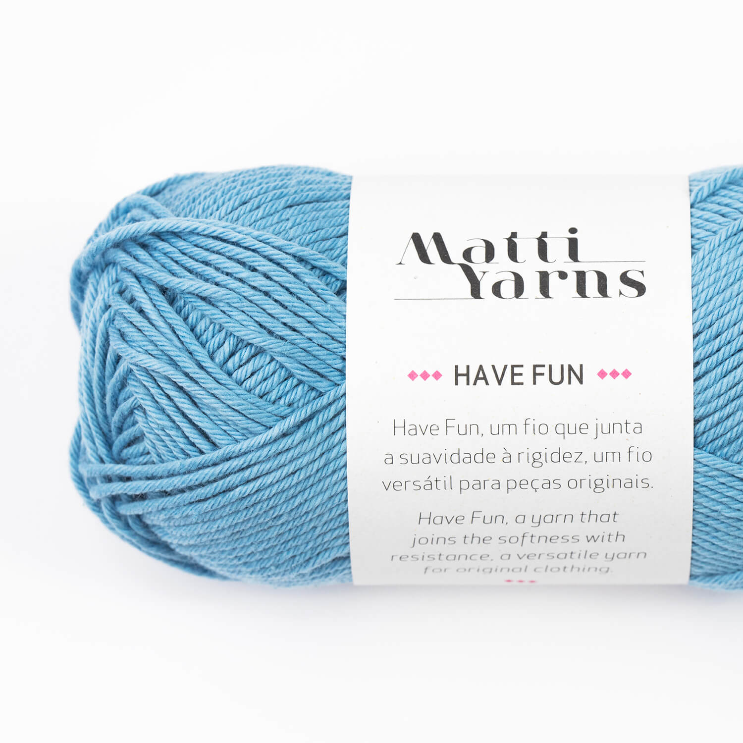 Novelo de fio azul claro Matti Yarns com etiqueta HAVE FUN