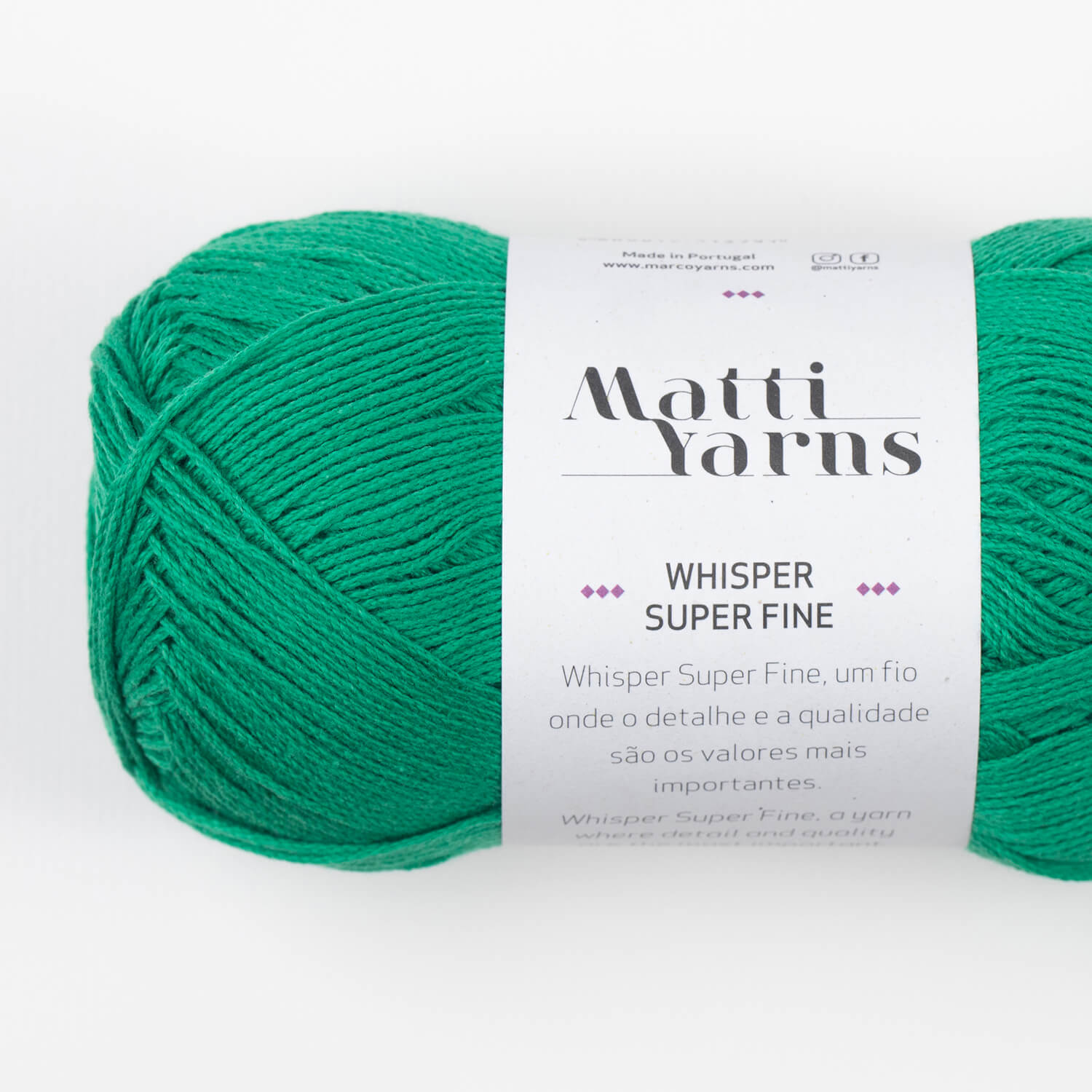 Novelo de lã verde Matti Yarns Whisper Super Fine com etiqueta branca