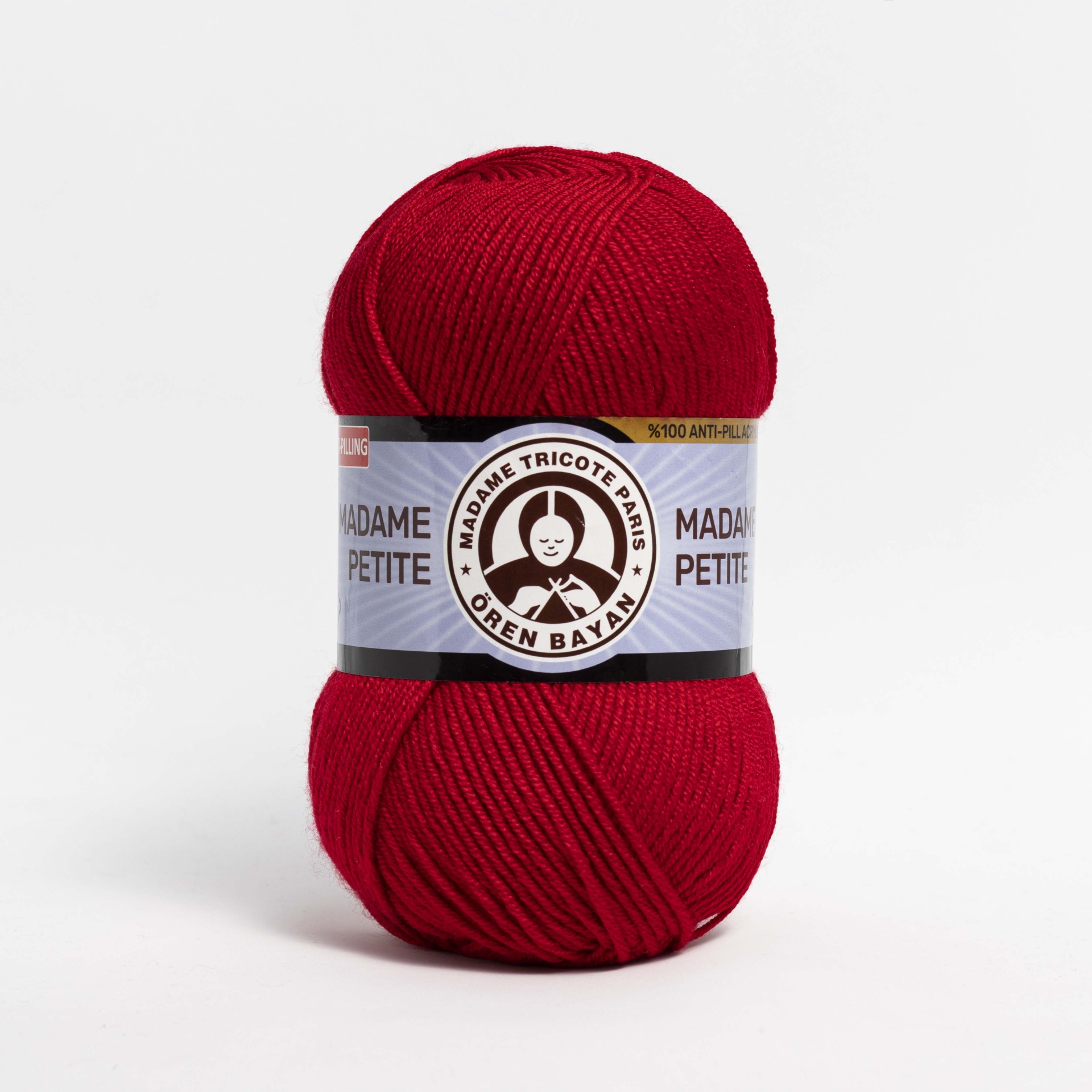 Novelo de fio vermelho com etiqueta branca e logótipo