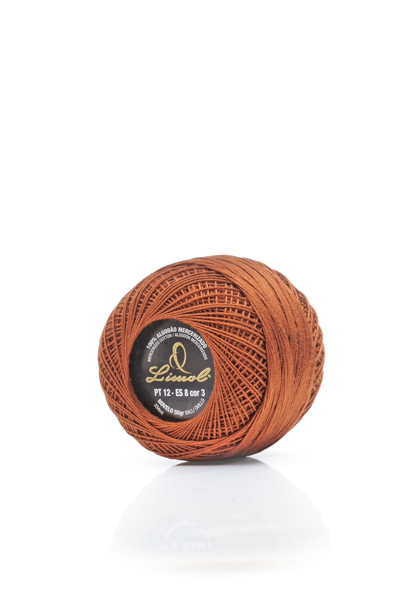 Novelo de linha castanha com etiqueta preta em fundo branco