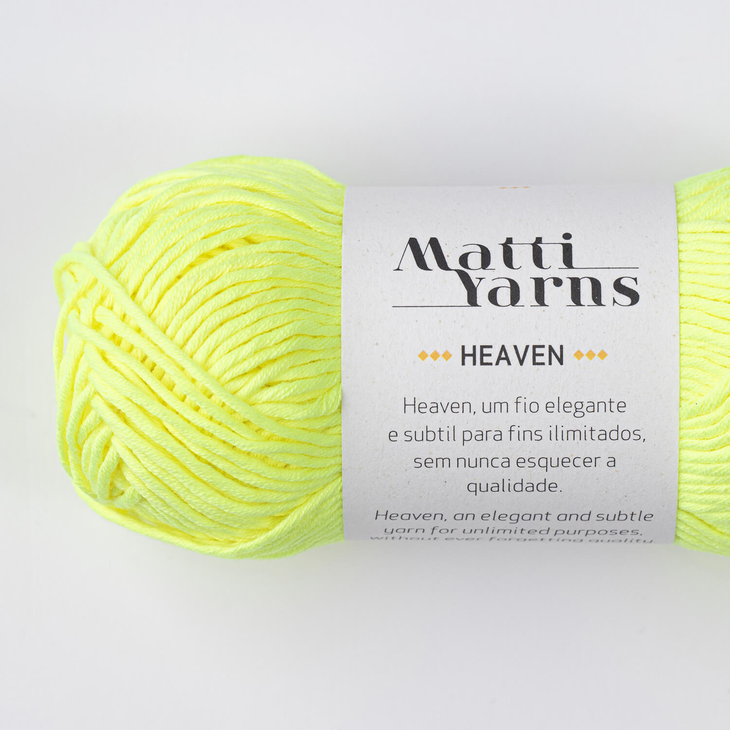 Novelo de fio de lã amarelo claro da marca Matti Yarns com rótulo Heaven