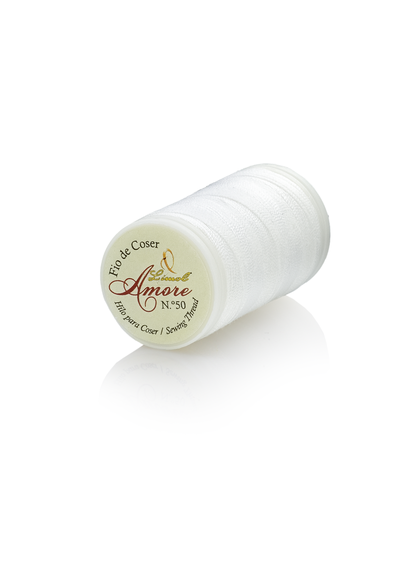 Carretel de linha de coser branco com etiqueta visível