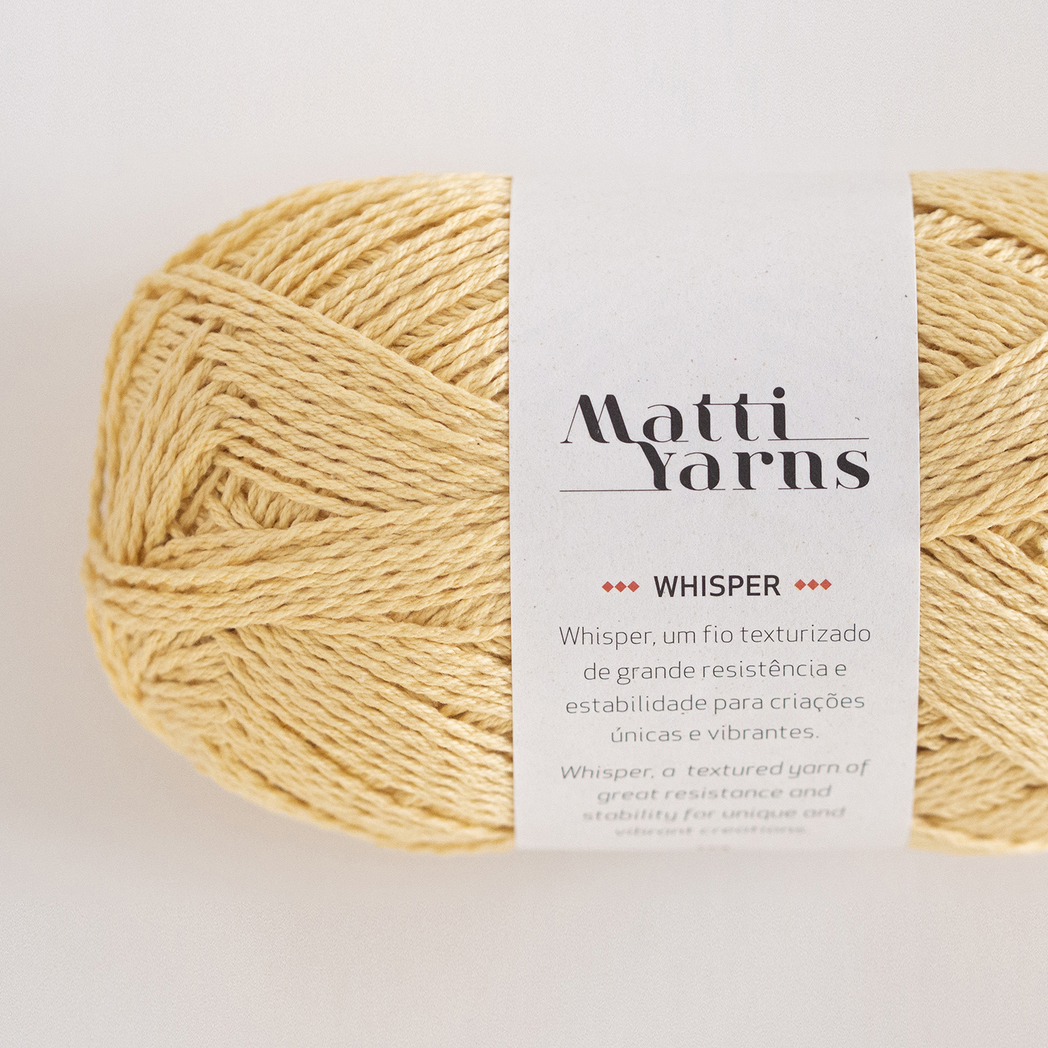 Novelo de fio bege claro com etiqueta Matti Yarns Whisper