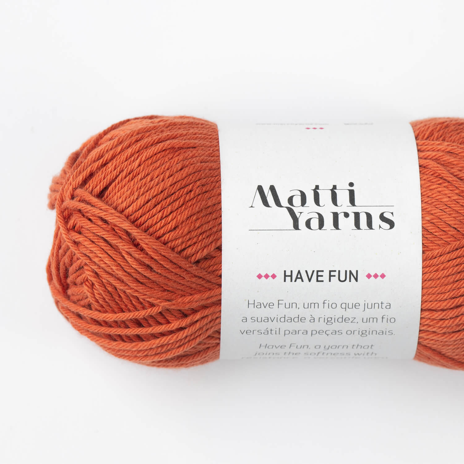 Novelo de fio laranja com etiqueta branca Matti Yarns HAVE FUN