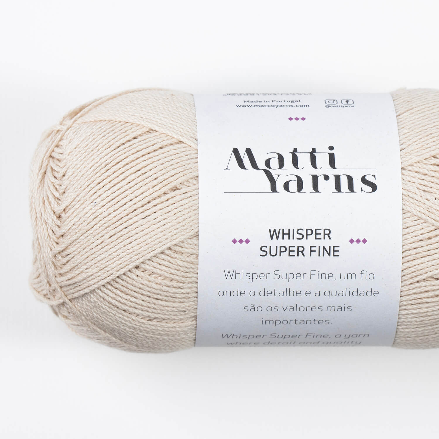 Novelo de lã bege claro Matti Yarns Whisper Super Fine com etiqueta branca