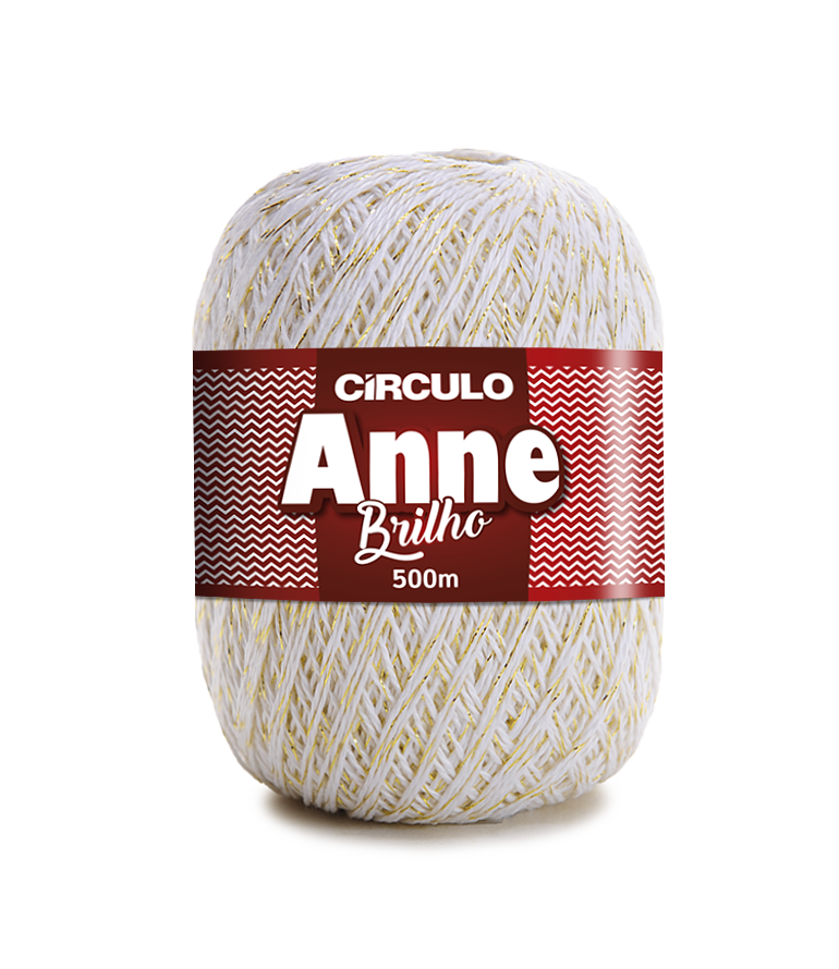 Novelo de fio branco com brilhos dourados e etiqueta vermelha com texto.