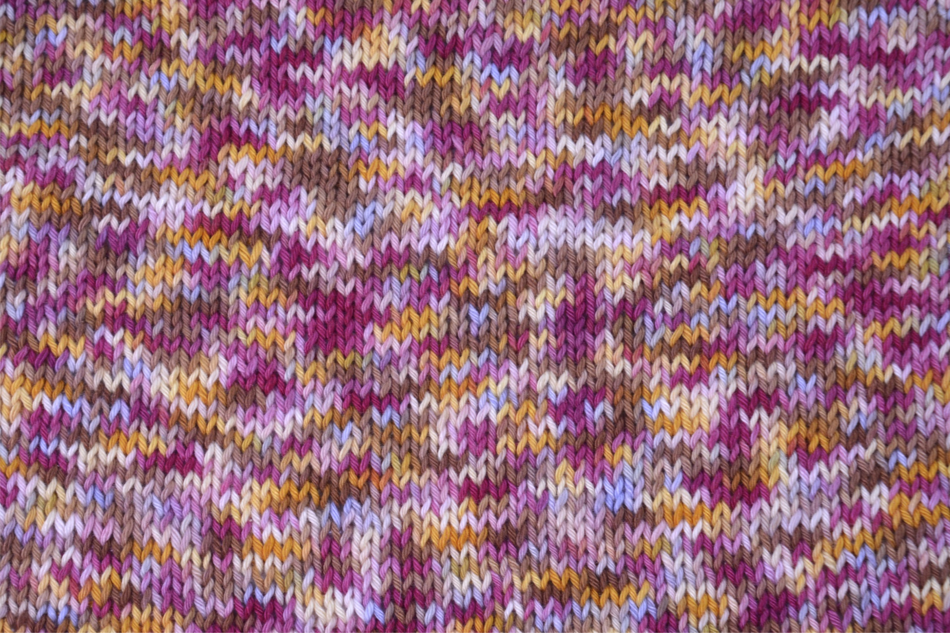 Pano de malha tricotado em várias cores mescladas