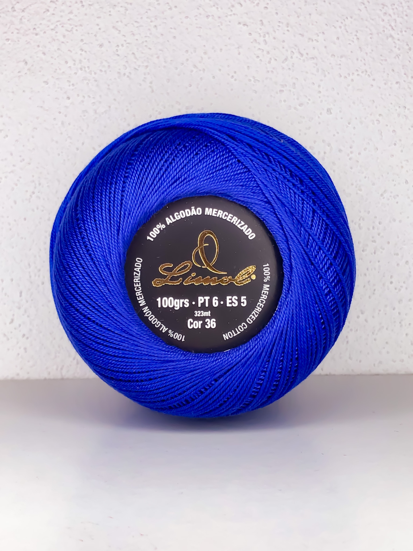 Carretel de linha azul royal 100% algodão mercerizado com rótulo preto