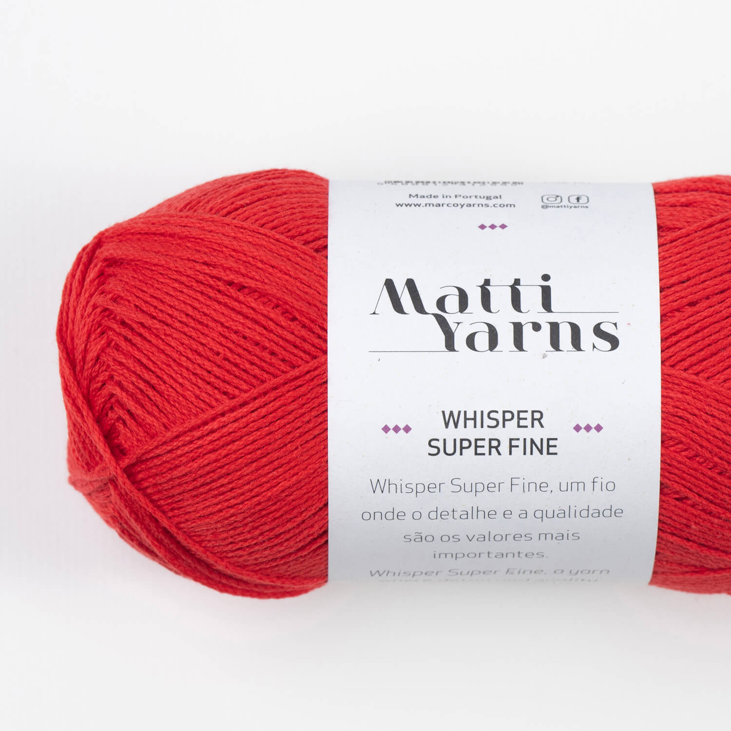 Novelo de fio vermelho Matti Yarns Whisper Super Fine com etiqueta branca