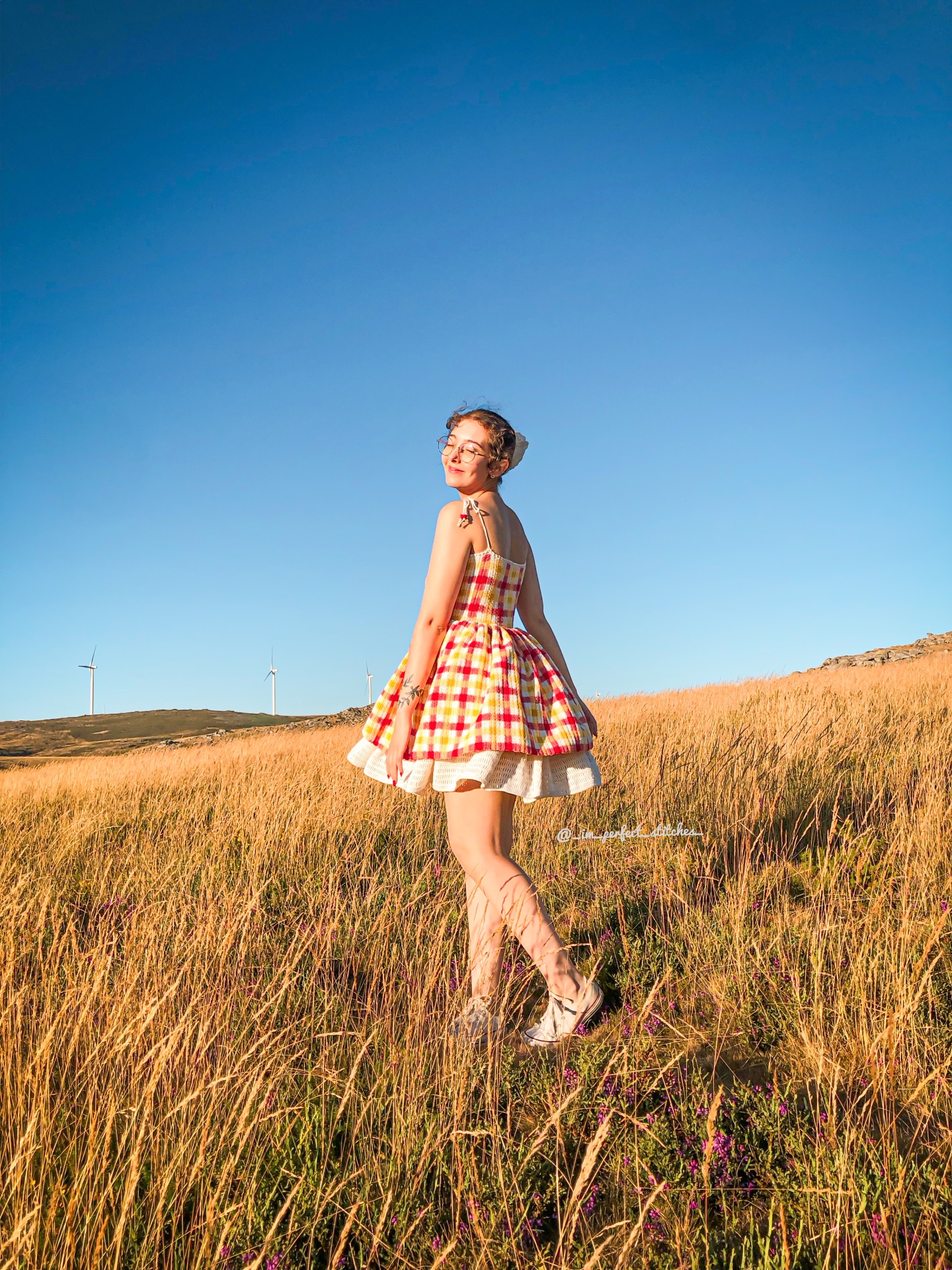 Vestido curto xadrez amarelo, vermelho e branco com barra rendada num campo