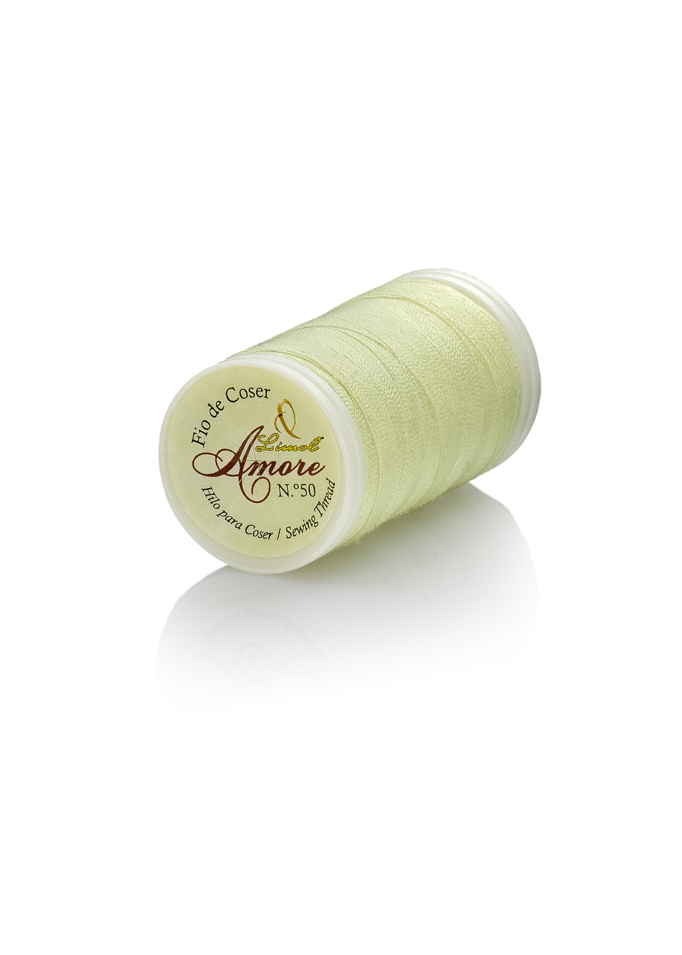 Bobina de linha verde claro com etiqueta Amore no fundo branco