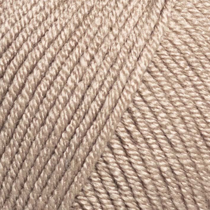 Fios de lã bege claro enrolados