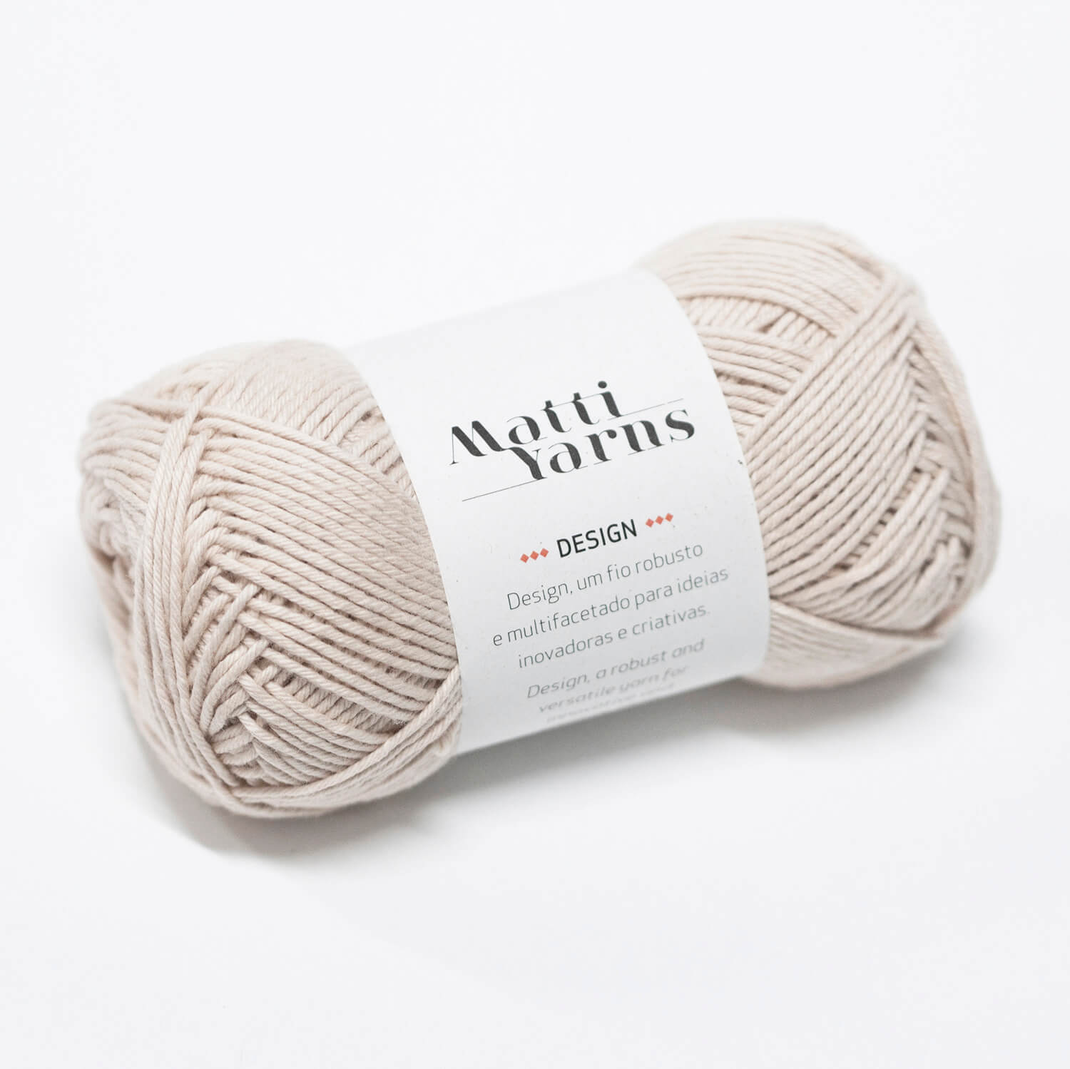 Novelo de lã bege com rótulo branco da Motti Yarns