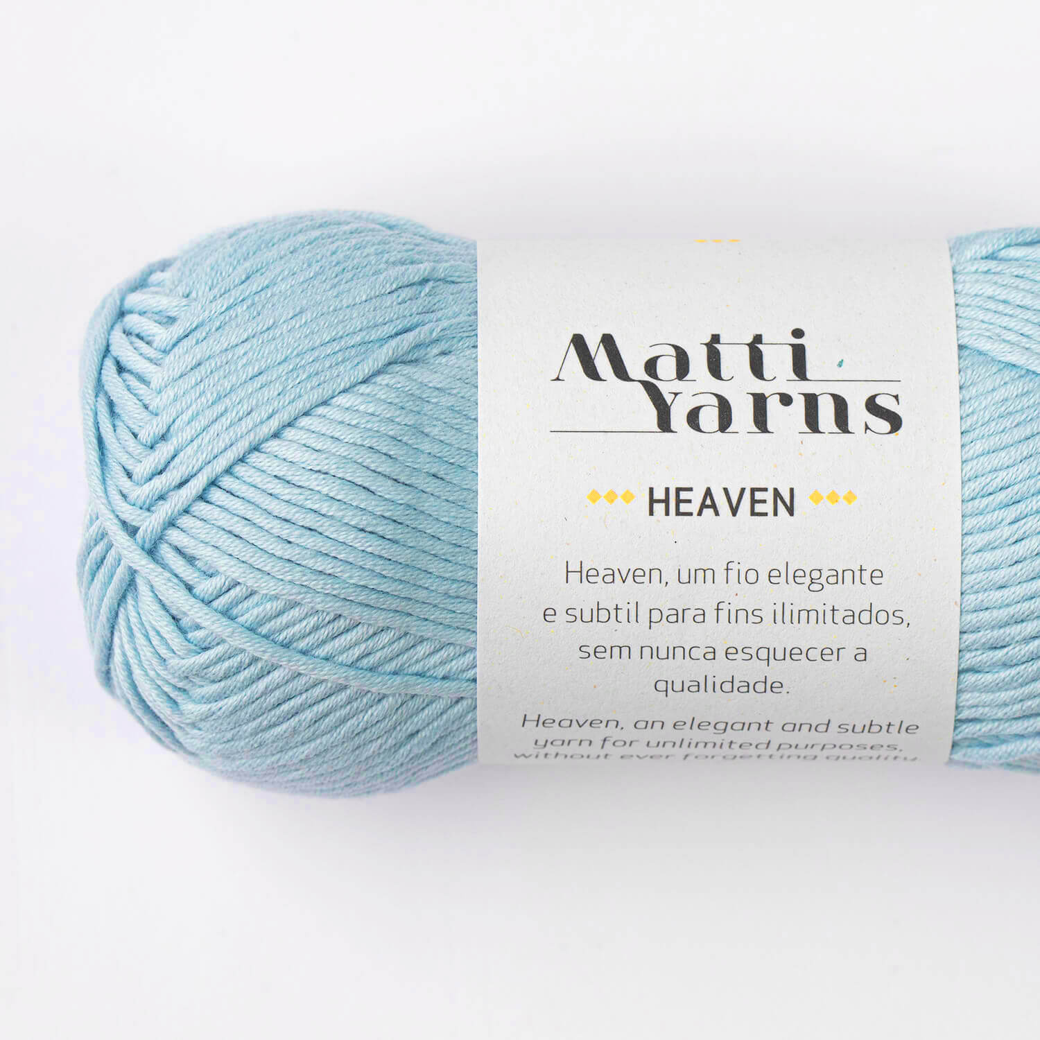 Novelo de fio azul claro com rótulo branco da Matti Yarns modelo HEAVEN